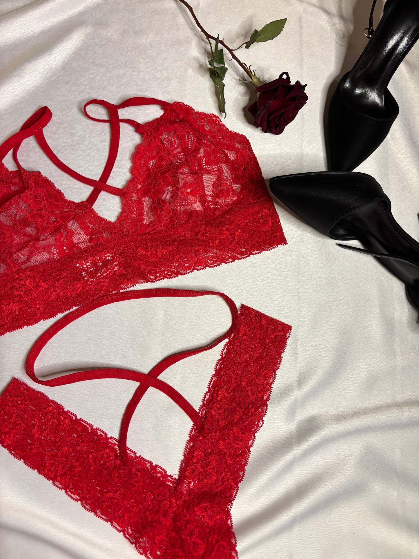 طقم لانجري دانتيل بسترابي مع روب ستان للعروسة بخامة ستان ودانتيل